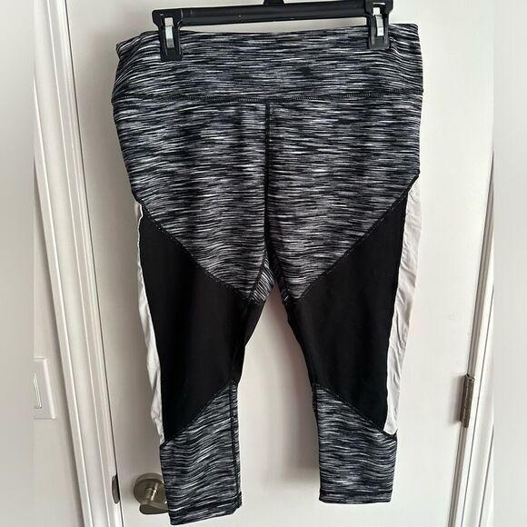 Zella Heather Black Athletic Color Block Capri Leggings, Size Largr - Picture 1 of 5